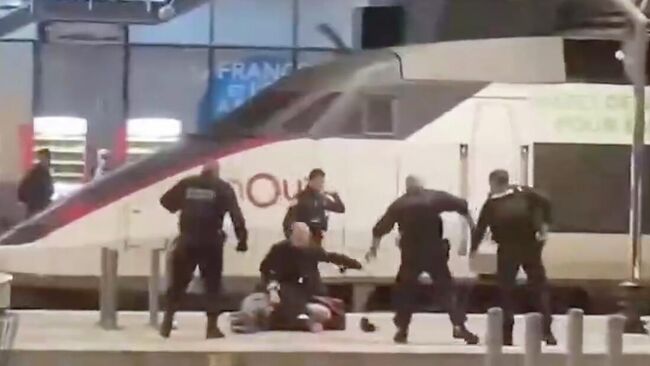 Полицейские на вокзале Монпарнас в Париже