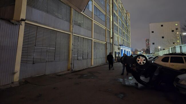 Последствия падения легкового автомобиля Nissan многоуровневой парковки в Москве