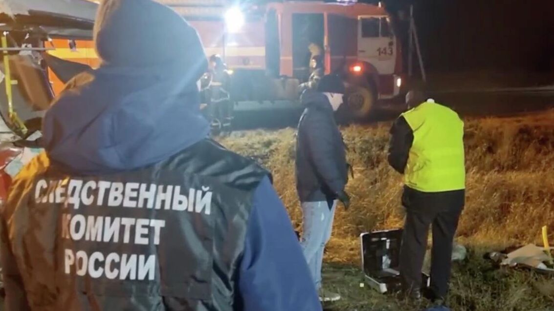 Последствия ДТП с участием микроавтобуса в районе деревни Черепахи в Кунгурском округе Пермского края - РИА Новости, 1920, 14.11.2025