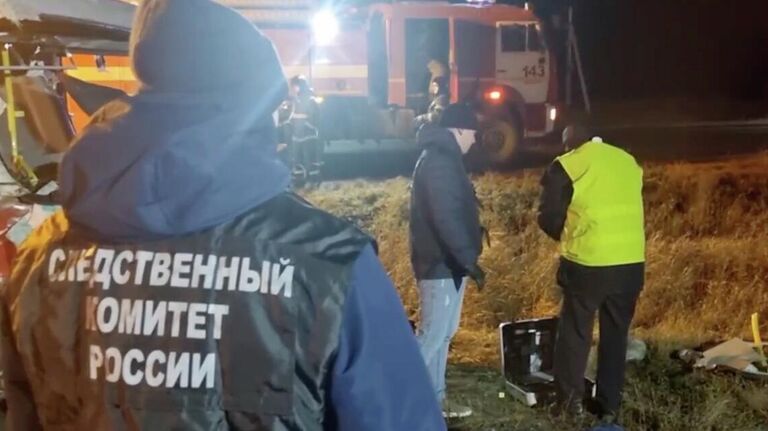 Последствия ДТП с участием микроавтобуса в районе деревни Черепахи в Кунгурском округе Пермского края