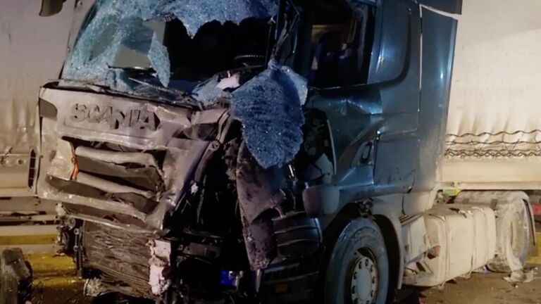 Последствия ДТП с участием микроавтобуса в районе деревни Черепахи в Кунгурском округе Пермского края