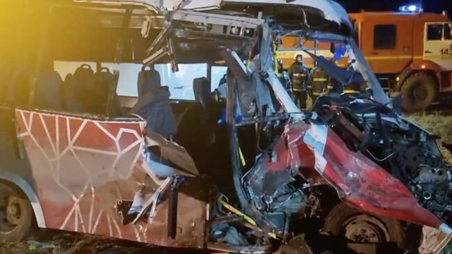 Последствия ДТП с участием микроавтобуса в районе деревни Черепахи в Кунгурском округе Пермского края