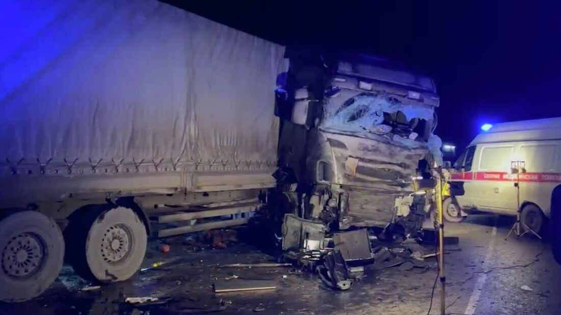 Последствия ДТП с участием микроавтобуса в районе деревни Черепахи в Кунгурском округе Пермского края - РИА Новости, 1920, 14.11.2025