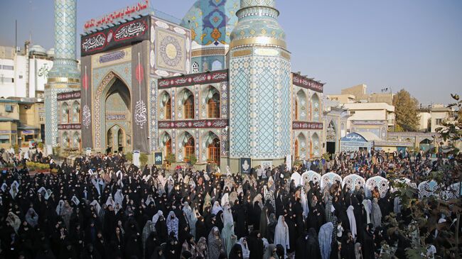 Коллективная молитва о дожде в храмовом комплексе Имамзаде Салех на севере Тегерана