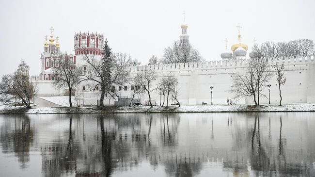 Большой Новодевичий пруд и Новодевичий монастырь в Москве