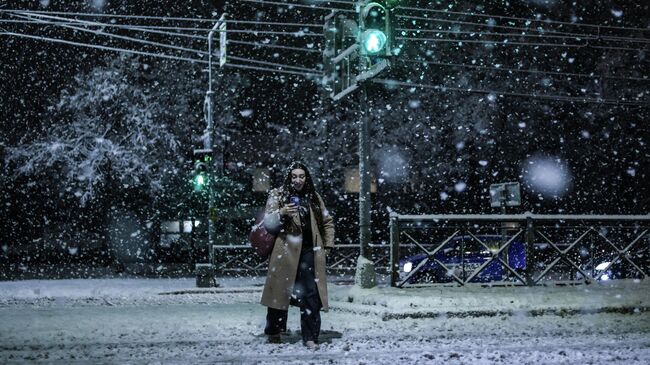 Женщина во время первого снега в Санкт-Петербурге