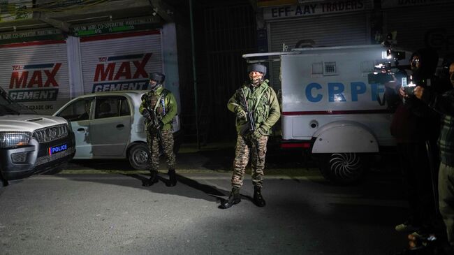 Сотрудники сил безопасности на месте взрыва в полицейском участке Новгама в регионе Джамму и Кашмир на севере Индии