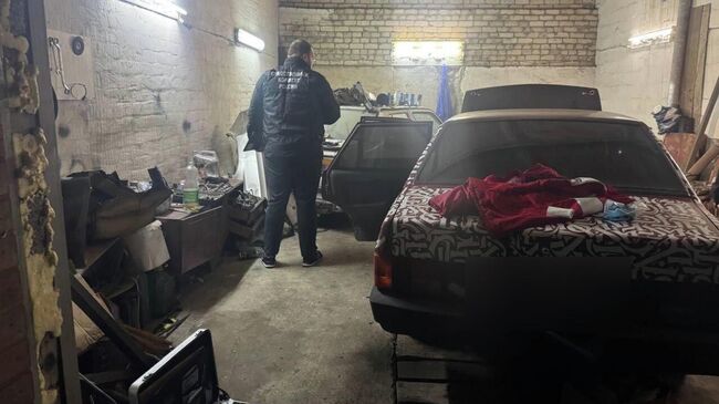 Работа СК РФ на месте происшествия, где были обнаружены тела четырех человек в гараже в курском Железногорске Работа СК РФ на месте происшествия, где были обнаружены тела четырех человек в гараже в курском Железногорске