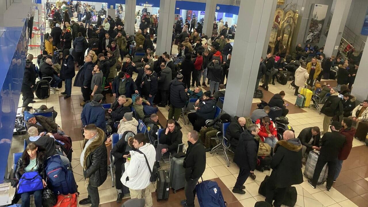 Обстановка в аэропорту Норильска после задержки авиарейсов в результате штормового предупреждения  - РИА Новости, 1920, 15.11.2025