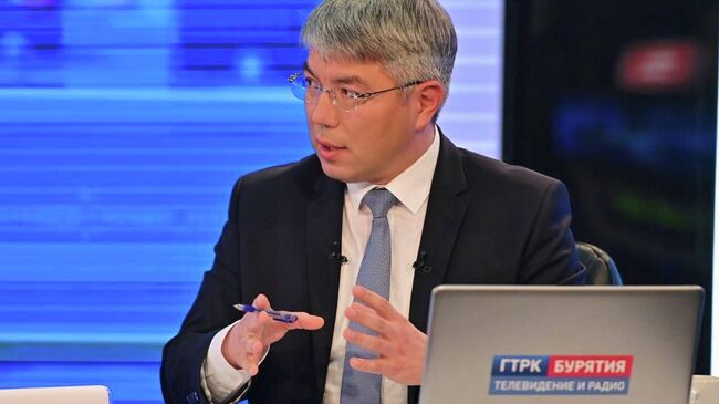 Глава Республики Бурятия Алексей Цыденов во время прямой линии
