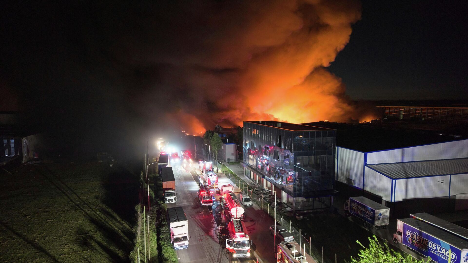 Ликвидация пожара в индустриальном парке аргентинского города Эсейса. 15 ноября 2025 - РИА Новости, 1920, 15.11.2025