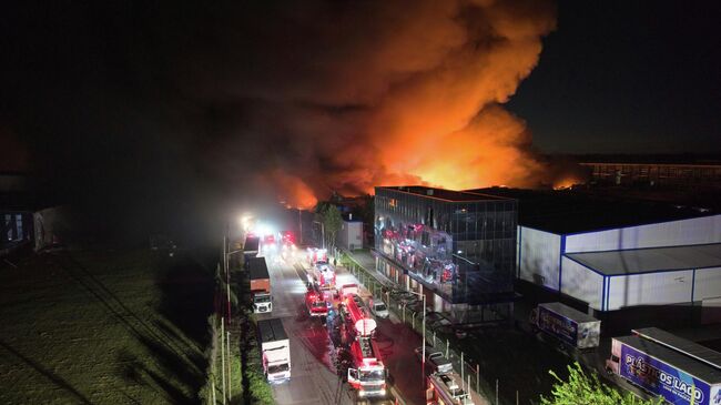 Ликвидация пожара в индустриальном парке аргентинского города Эсейса. 15 ноября 2025