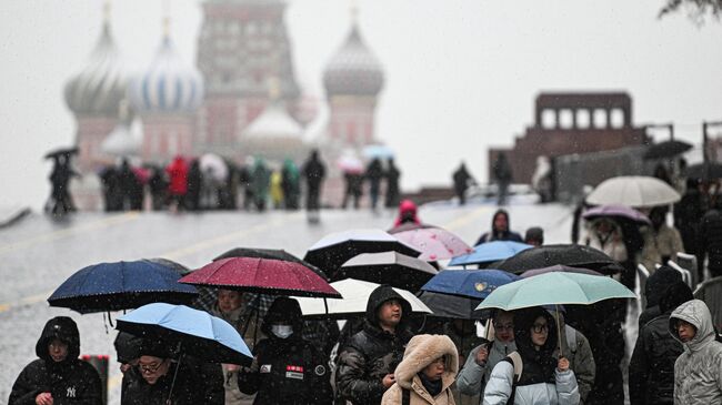 Туристы на Красной площади в Москве