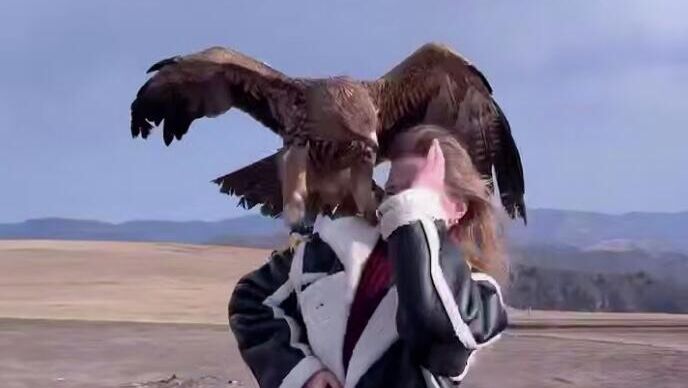 Ручной орел во время фотосесcии клюнул туристку в лицо - РИА Новости, 1920, 15.11.2025