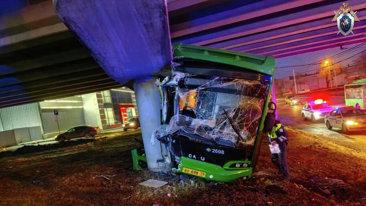 Автобус наехал на препятствие и врезался в опору моста в Челябинске - РИА Новости, 1920, 15.11.2025