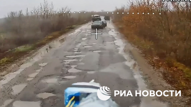 Расчеты FPV-дронов Запада сожгли несколько машин ВСУ, пытавшихся прорваться в Купянск. Кадр из видео