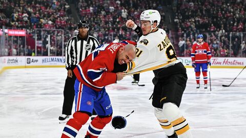 Хоккеист Бостон Брюинз Никита Задоров (справа)