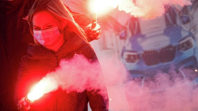 Участники забастовки профсоюза перед заводом BMW в Лейпциге Участники забастовки профсоюза перед заводом BMW в Лейпциге