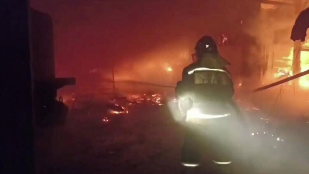 Тушение пожара в цехе по производству диванов в Усолье-Сибирском Иркутской области - РИА Новости, 1920, 16.11.2025