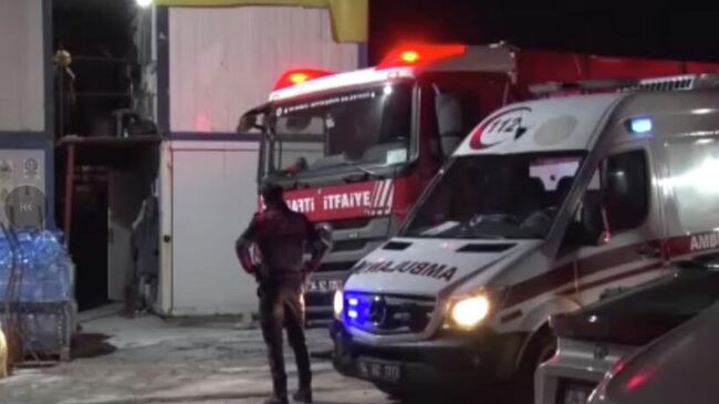 Экстренные службы на месте происшествия, где произошел обвал грунта на строящейся станции метро Кабаташ в Стамбуле