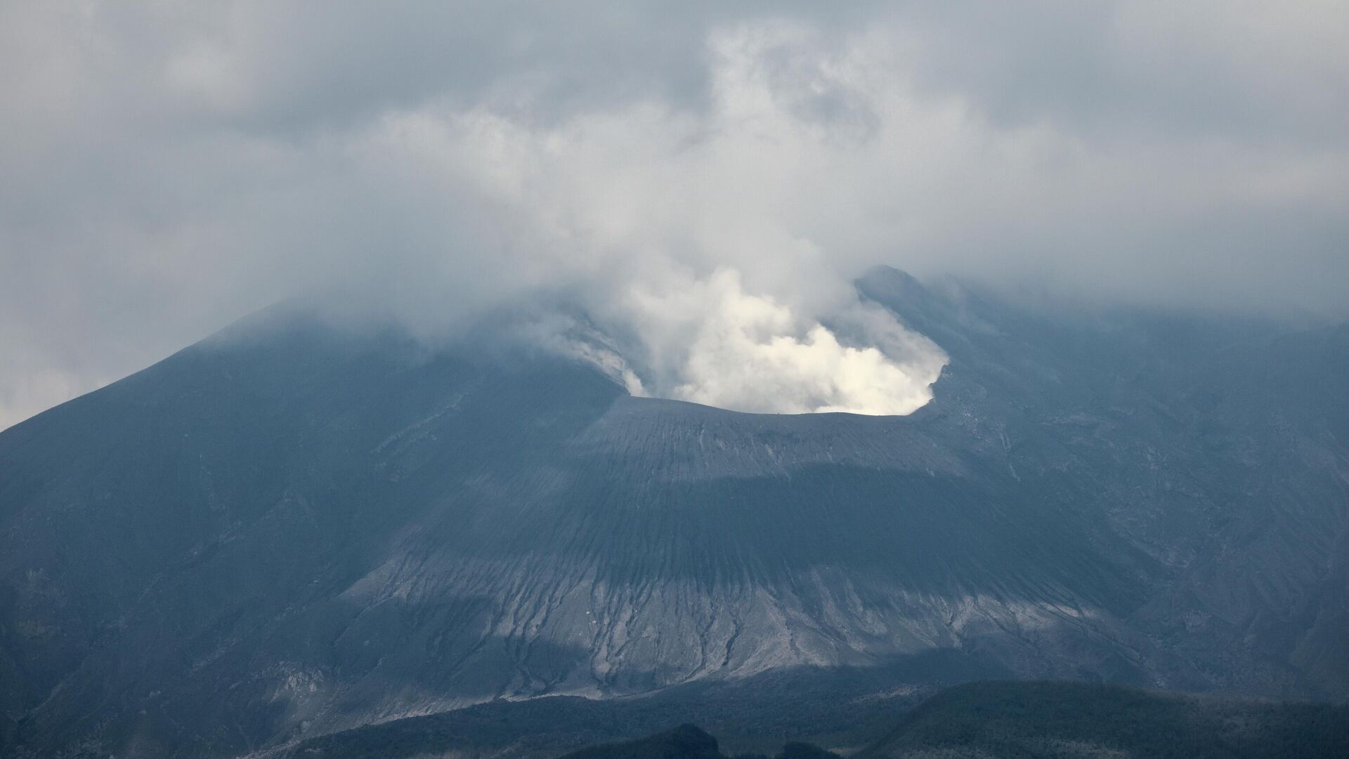  Извержение вулкана Сакурадзима - РИА Новости, 1920, 16.11.2025