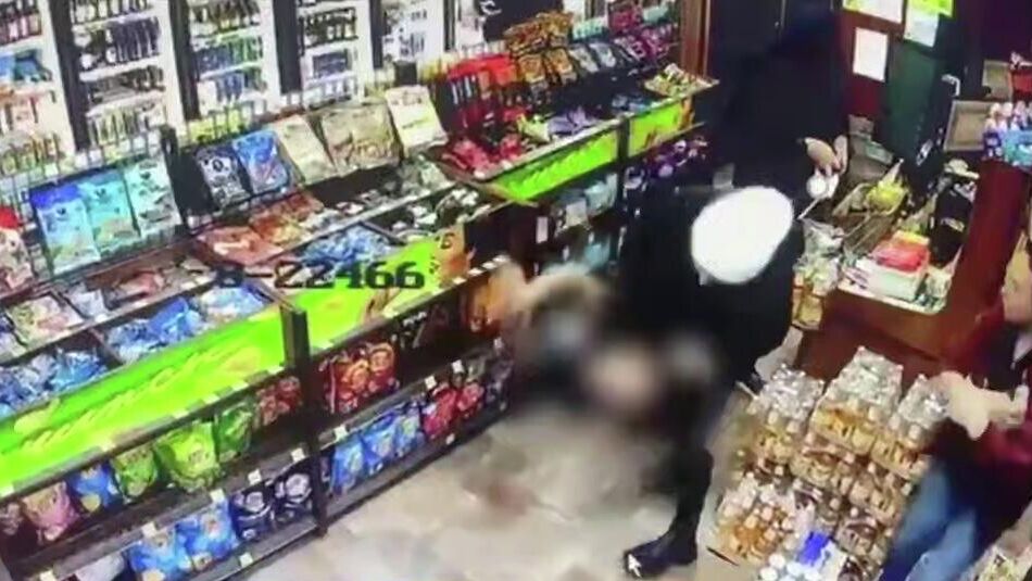 Женщина напала на продавца после словесного конфликта в магазине поселка Маркова - РИА Новости, 1920, 16.11.2025