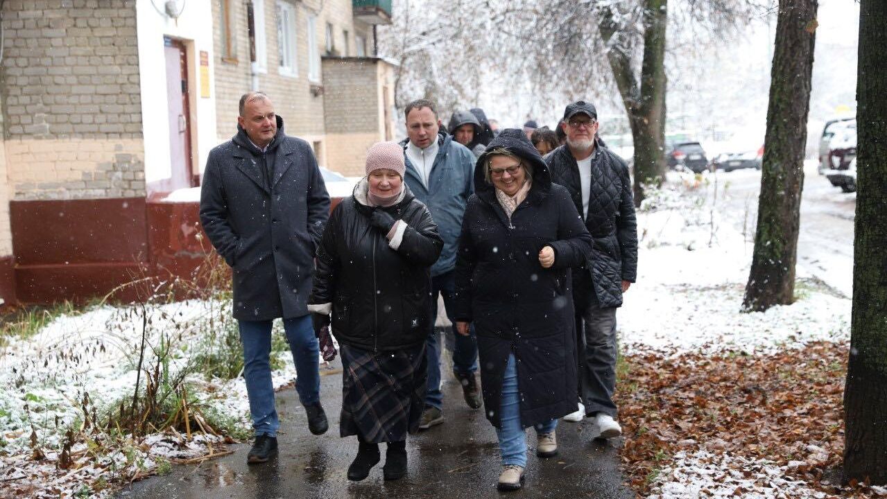 Глава Химок вместе с жителями провела обход микрорайона Клязьма-Старбеево - РИА Новости, 1920, 16.11.2025