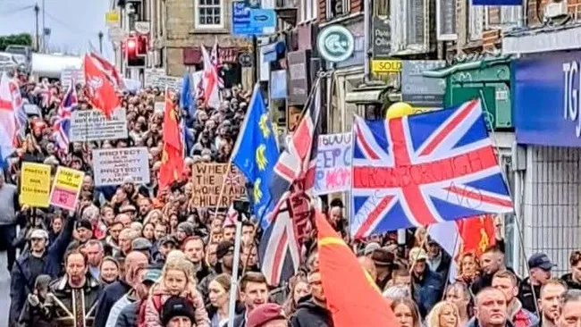 Митинг против плана премьера Кира Стармера разместить сотни мигрантов в военном тренировочном лагере на окраине города Кроуборо