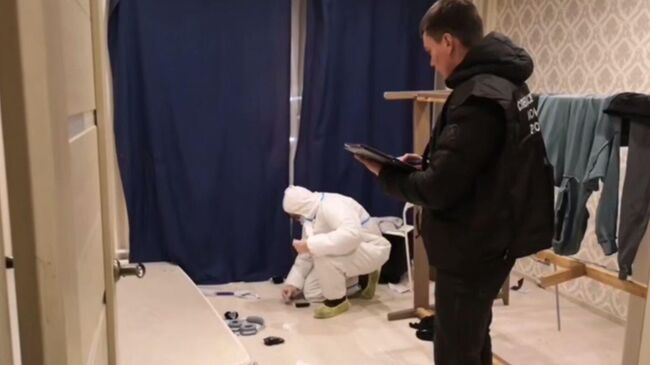 Следователи в квартире, где обнаружили обезглавленное тело мальчика