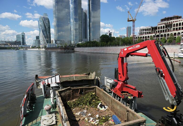 Cудно - мусоросборщик МС-3 во время работы коммунального флота на Москве-реке.