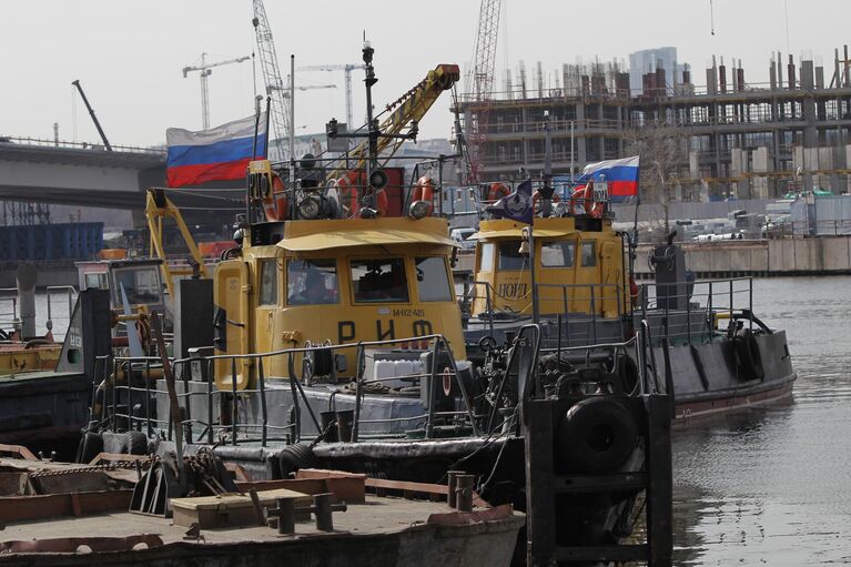 Буксиры Риф и Норд во время подготовки к открытию технической навигации на Москве-реке