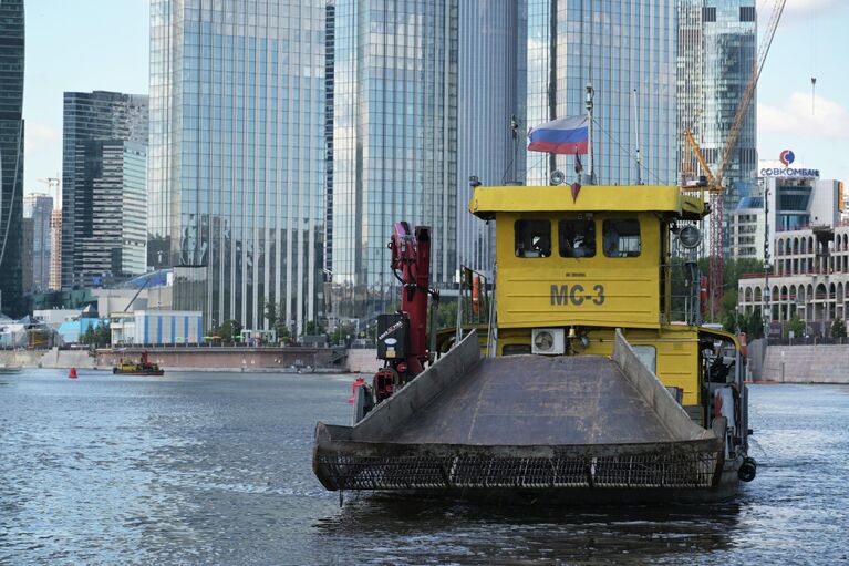 Судно - мусоросборщик МС-3 во время работы коммунального флота на Москве-реке
