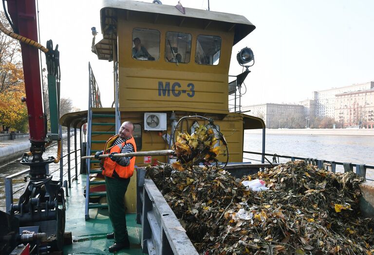 Уборка мусора в акватории Москвы-реки  