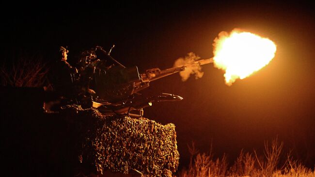 Военнослужащий ведет огонь