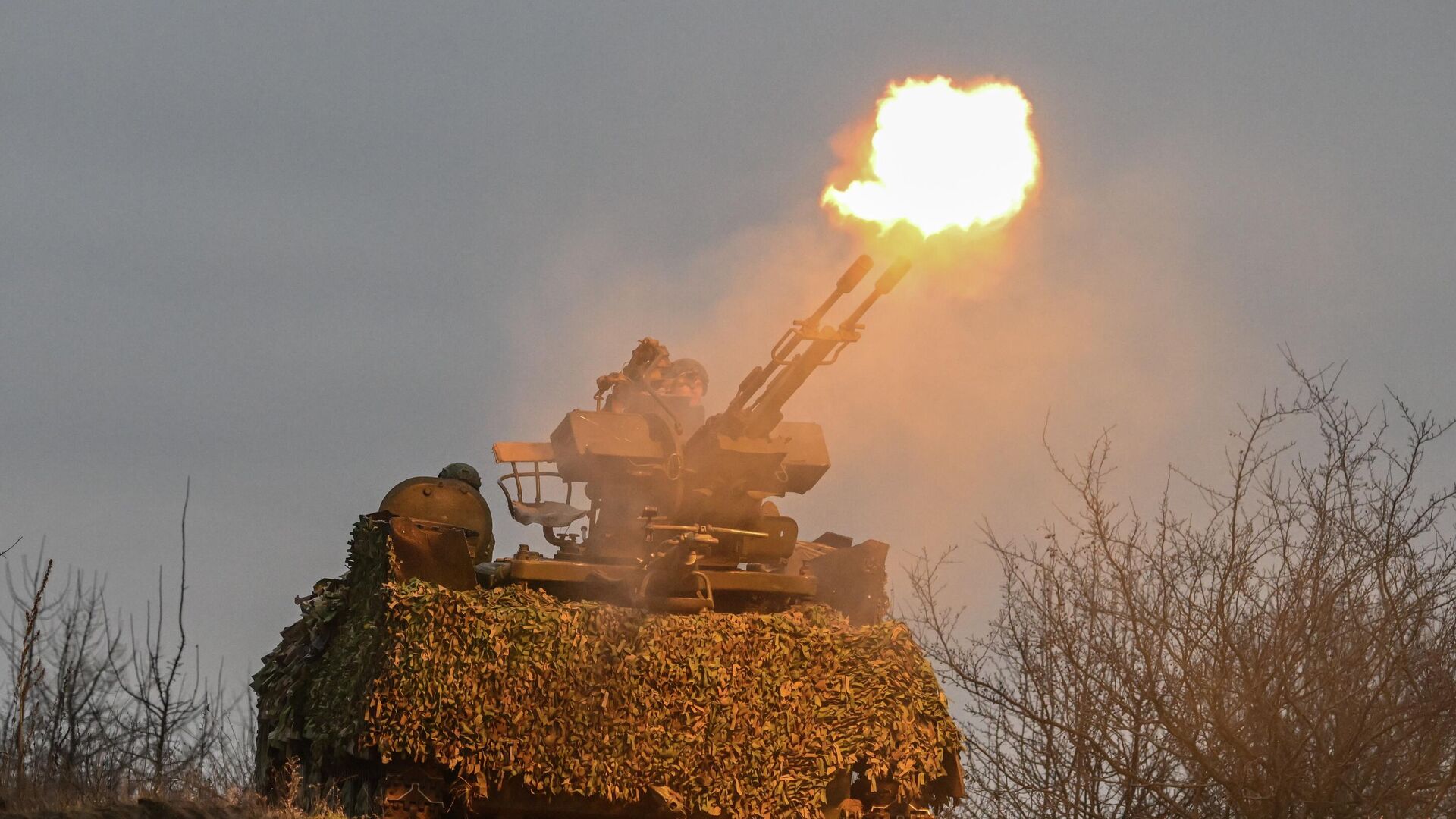 Военнослужащие ведут огонь из зенитной установки ЗУ-23