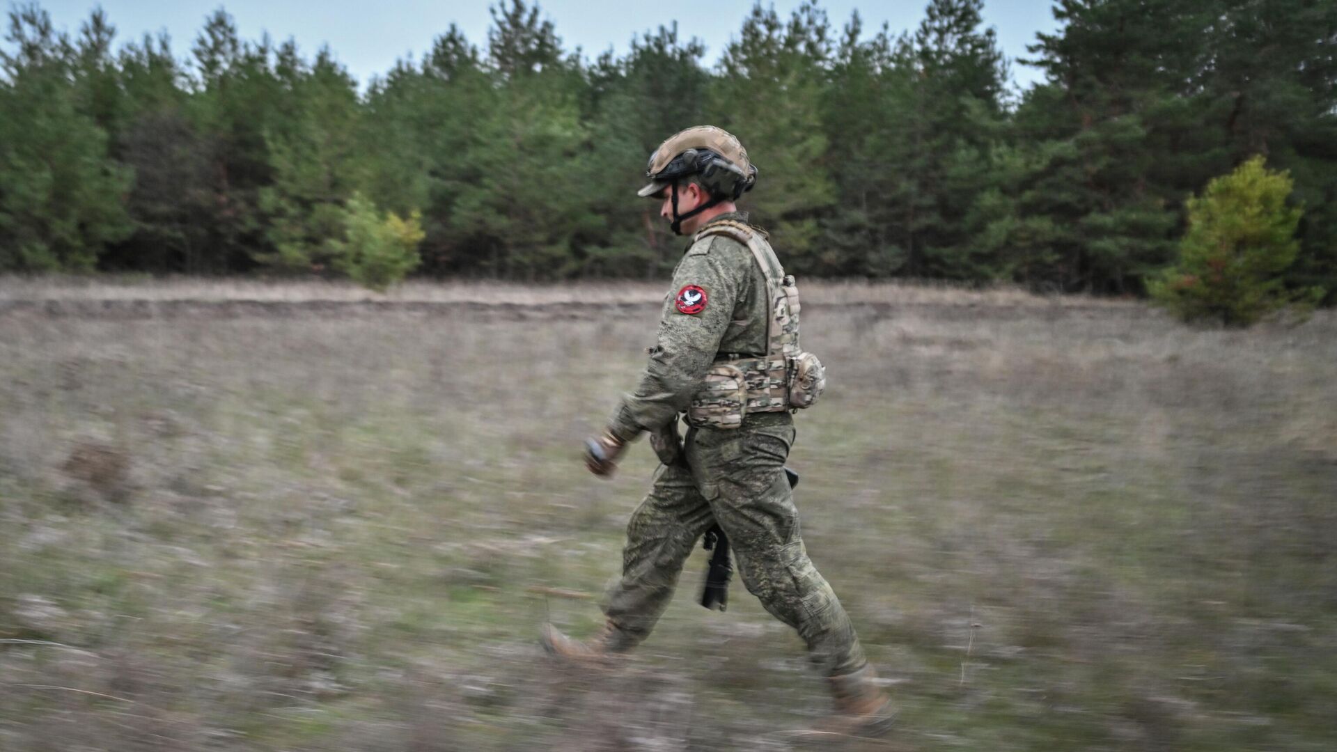 Российский военнослужащий в зоне СВО - РИА Новости, 1920, 17.11.2025