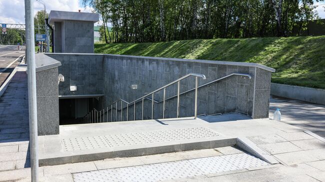 На севере Москвы завершается строительство пешеходного перехода