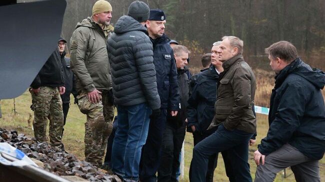 Премьер-министр Польши Дональд Туск на месте ЧП на железной дороге между Варшавой и Люблином
