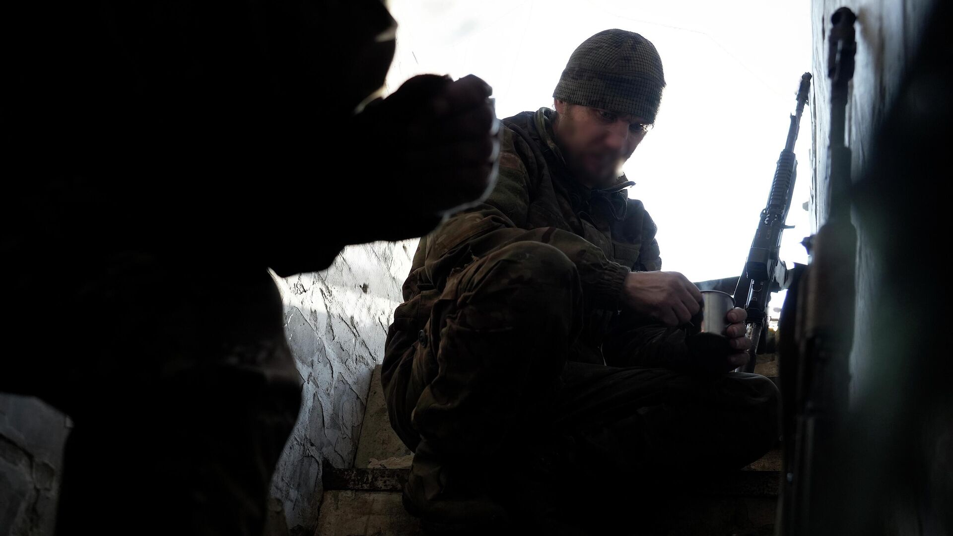 Морпех в укрытии ждет, пока пролетит FPV-дрон Морпех в укрытии ждет, пока пролетит FPV-дрон - РИА Новости, 1920, 22.11.2025