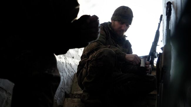 Морпех в укрытии ждет, пока пролетит FPV-дрон