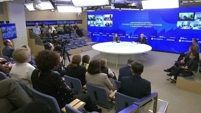 Всероссийская встреча руководителя Рособрнадзора Анзора Музаева с родителями учащихся