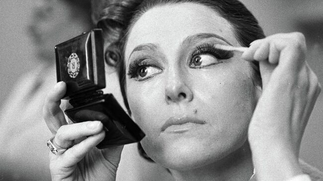 Майя Плисецкая в гримерной