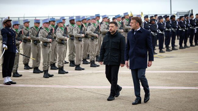 Владимир Зеленский и Эммануэль Макрон во время встречи Владимир Зеленский и Эммануэль Макрон во время встречи