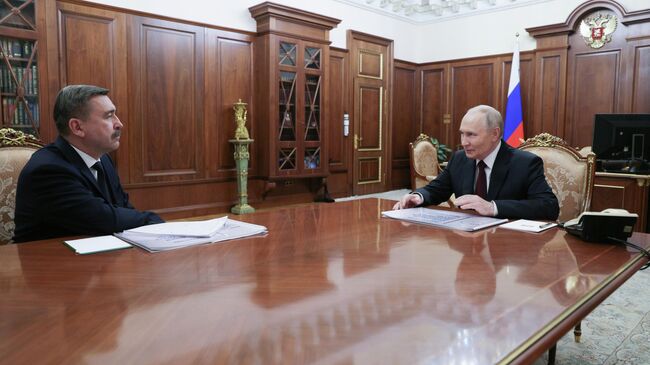 Президент РФ Владимир Путин и председатель Федерации независимых профсоюзов Сергей Черногаев во время встречи