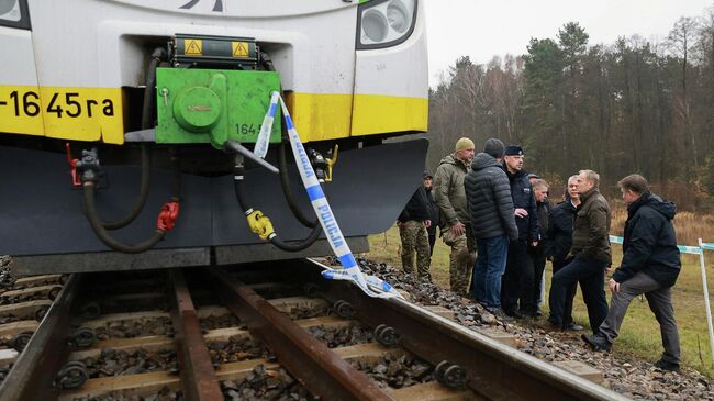 Премьер-министр Польши Дональд Туск на месте ЧП на железной дороге между Варшавой и Люблином