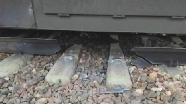 Поврежденный элемент железной дороги между Польшей и Украиной Поврежденный элемент железной дороги между Польшей и Украиной