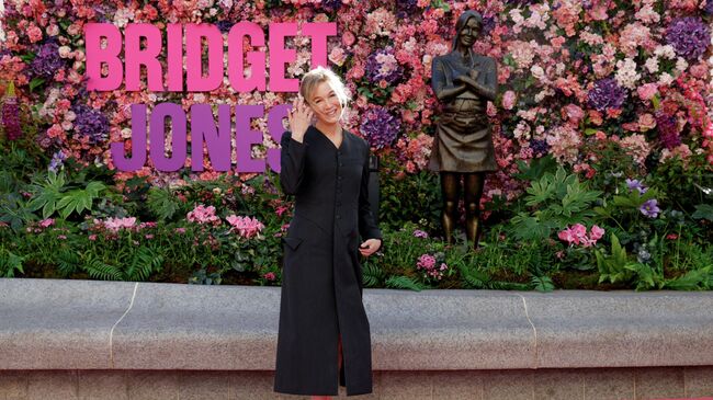 Актриса Рене Зеллвегер на церемонии открытия статуи Бриджит Джонс на площади Лестер-сквер в Лондоне