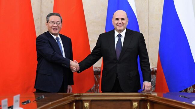 Председатель правительства РФ Михаил Мишустин и премьер Государственного совета Китая Ли Цян во время встречи в рамках заседания Совета глав правительств государств – членов ШОС. 17 ноября 2025