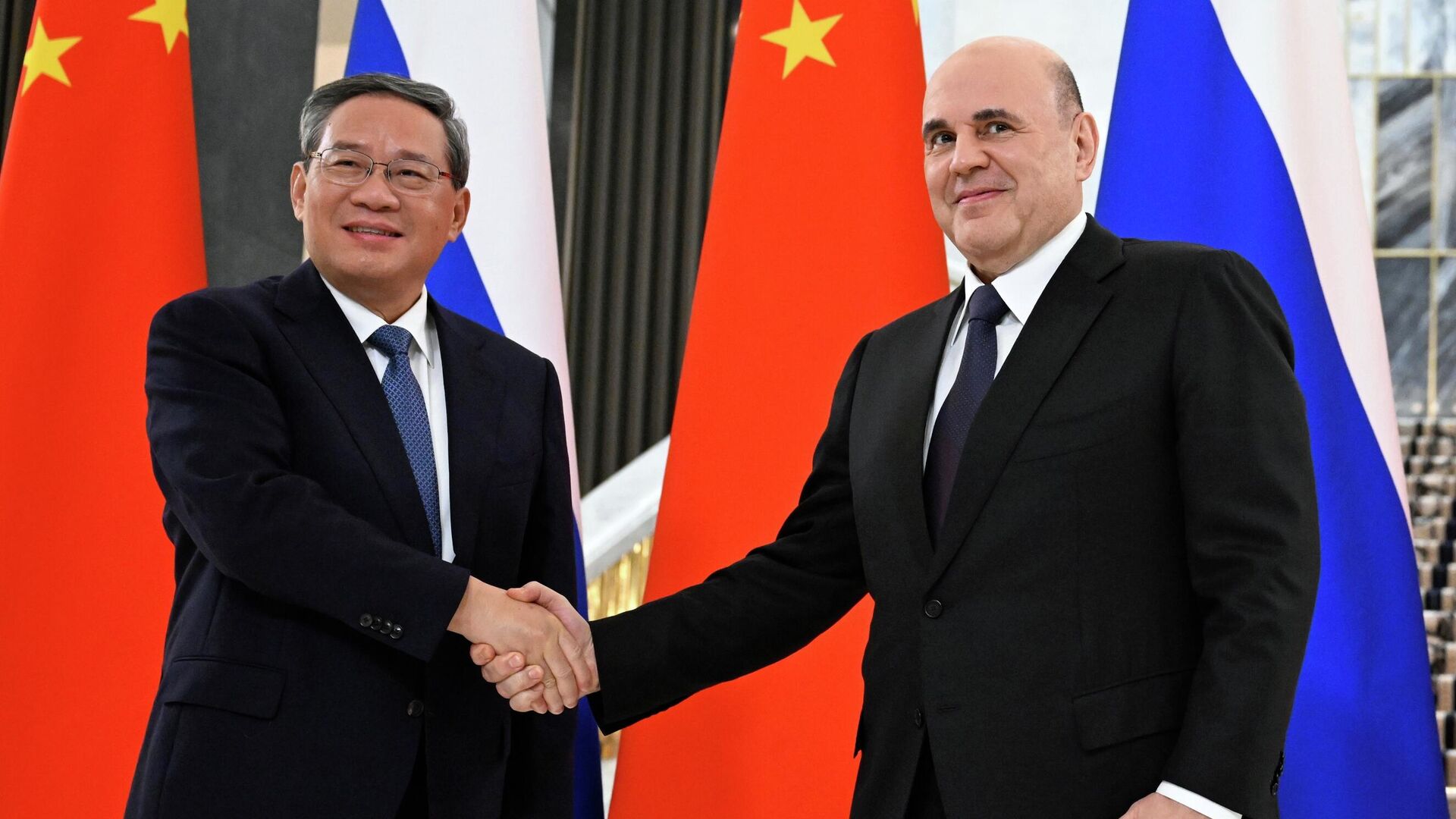 Михаил Мишустин и Ли Цян Михаил Мишустин и Ли Цян - РИА Новости, 1920, 17.11.2025