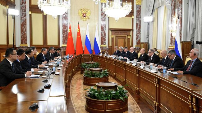 Председатель правительства РФ Михаил Мишустин и премьер Государственного совета Китая Ли Цян во время встречи в рамках заседания Совета глав правительств государств – членов ШОС. 17 ноября 2025